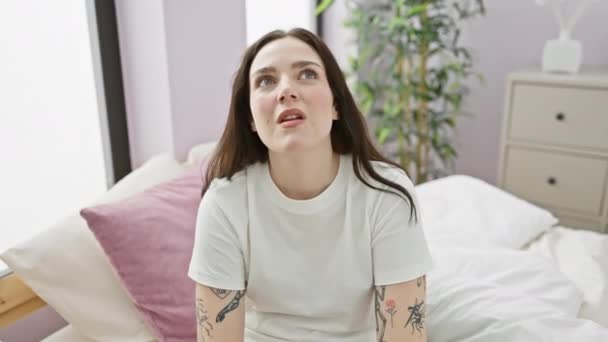 Incrível Jovem Mulher Pijama Apontando Para Cima Surpresa Enquanto Senta — Vídeo de Stock