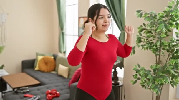 Eine Junge Hispanische Frau Tanzt Fröhlich Ihrem Wohnzimmer Und Strahlt — Stockvideo
