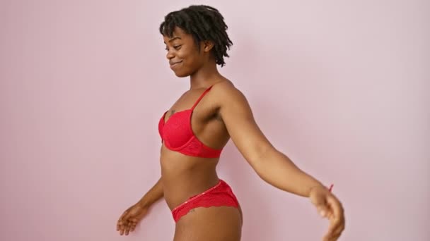 Selbstbewusste Junge Schwarze Frau Mit Dreadlocks Roten Dessous Posiert Vor — Stockvideo