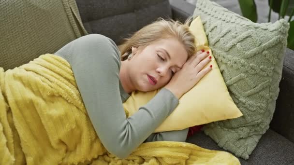 Mujer Rubia Durmiendo Sofá Con Manta Amarilla Almohadas Acogedor Interior — Vídeos de Stock