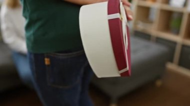 Erkekler, güzel bir oturma odasında hediyeyle kadınları şaşırtır. Heyecan, aşk ve mutluluğu kapalı mekanlarda yakalar..