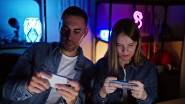 Bir erkek ve bir kadın geceleri kapalı alanlarda oyun oynamaya odaklanırlar, değişik eğlence ve hüsran duyguları ifade ederler..