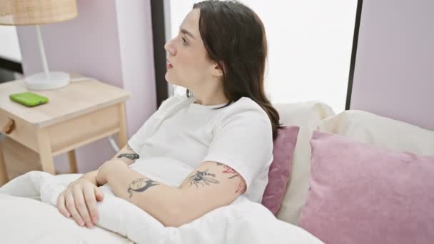 Nerviosa Pero Desafiante Joven Pijama Brazos Cruzados Expresión Desaprobadora Dormitorio — Vídeo de stock