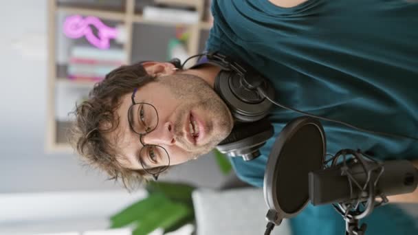 Gözlüklü Genç Bir Adam Kapalı Bir Stüdyoda Mikrofon Kurulumuna Sahipliği — Stok video