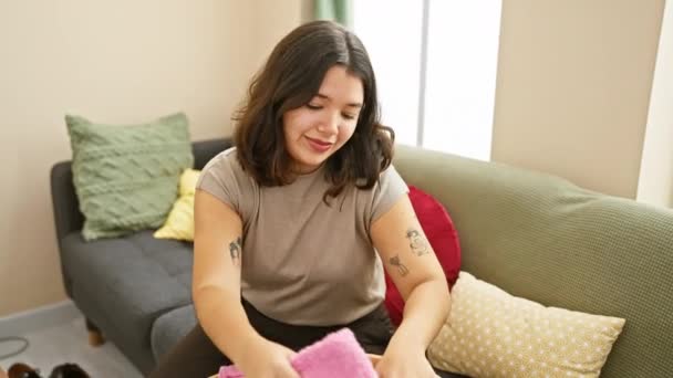 Uma Jovem Mulher Hispânica Alegre Desfruta Conforto Sua Casa Sentada — Vídeo de Stock