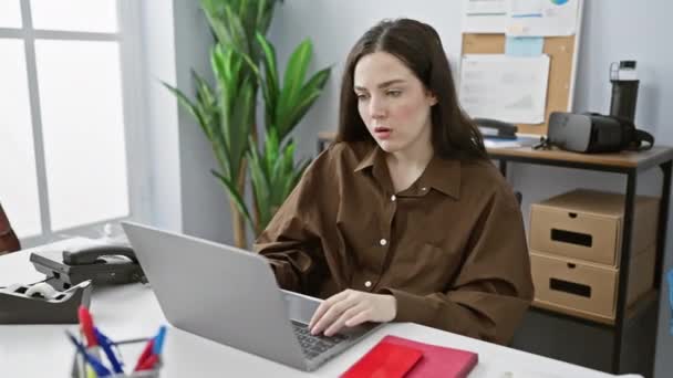 Młoda Bizneswoman Pracuje Laptopie Nowoczesnym Biurze Wyrażając Różne Emocje Koncentracji — Wideo stockowe