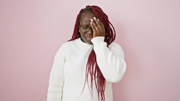 Uma Mulher Africana Preocupada Com Tranças Uma Camisola Branca Cobre — Vídeo de Stock