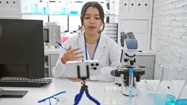 Latynoski Kobieta Nagrywa Wideo Laboratorium Podczas Analizowania Próbek Demonstracji Eksperymentów — Wideo stockowe