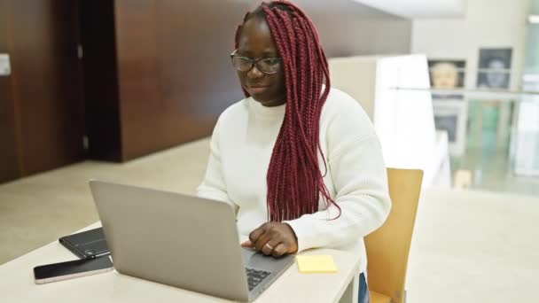 Afrikansk Kvinna Med Flätor Arbetar Och Firar Framgång Bärbar Dator — Stockvideo