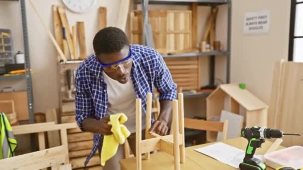 Afrikai Amerikai Asztalos Aprólékosan Tisztítja Bútorokat Egy Jól Felszerelt Fafeldolgozó — Stock videók