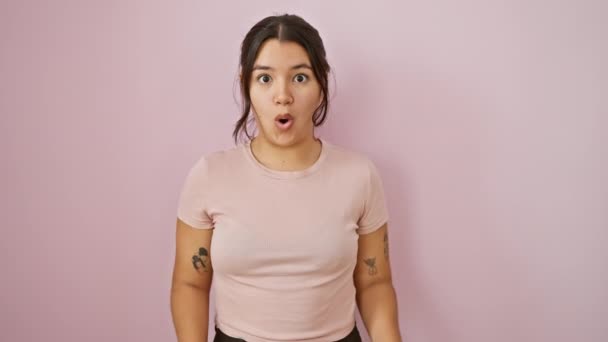 Schockiert Und Erstaunt Steht Die Schöne Junge Hispanische Frau Vor — Stockvideo