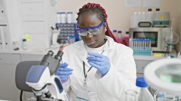 Afrikansk Amerikansk Forskare Kvinna Analysera Prover Med Hjälp Ett Mikroskop — Stockvideo