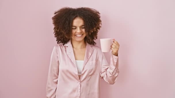 Kıvırcık Saçlı Pijamalı Elinde Kahve Fincanı Olan Neşeli Spanyol Kadın — Stok video