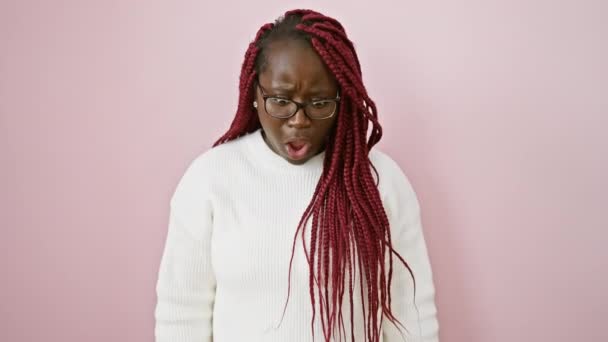 Překvapená Africká Žena Copánky Směřujícími Dolů Růžové Izolované Pozadí — Stock video