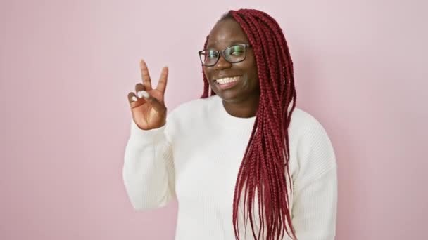 Una Mujer Sonriente Con Trenzas Gafas Posando Con Signo Paz — Vídeo de stock