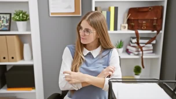 喜んで若いブロンドのビジネス女性 自信を持って腕を交差させた側面を見て オフィスの内部のビームの陽性 — ストック動画