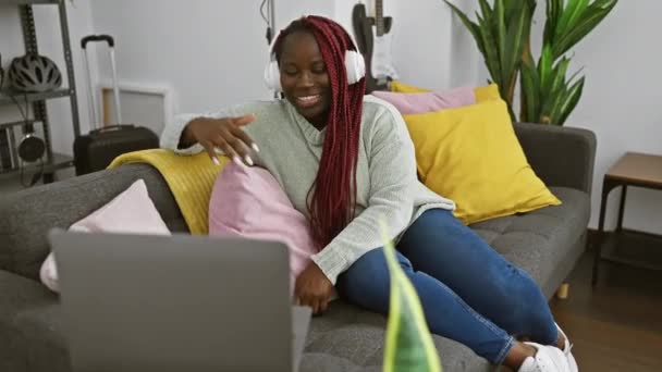 Entspannte Afrikanerin Mit Zöpfen Genießt Musik Wohnzimmer Mit Bunten Kissen — Stockvideo