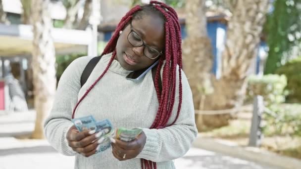 Afrikaanse Vrouw Met Vlechten Tellen Australische Dollars Een Straat — Stockvideo