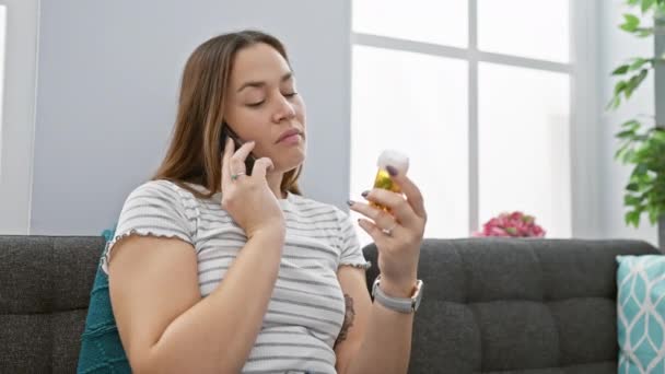 Uma Mulher Preocupada Analisa Uma Garrafa Prescrição Enquanto Fala Telefone — Vídeo de Stock