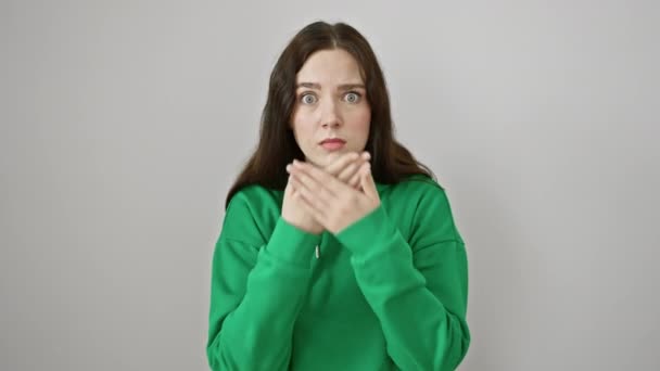 Шокированная Молодая Женщина Толстовке Совершает Большую Ошибку Прикрывает Рот Руками — стоковое видео