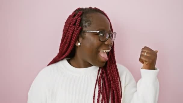 Pembe Arka Planı Parmağıyla Işaret Eden Neşeli Siyah Bir Kadının — Stok video