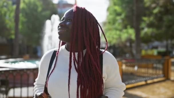 Güneşli Bir Parkta Saçı Örgülü Neşeli Bir Kadın Canlılığı Kendine — Stok video