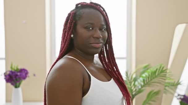 Africano Americano Mulher Com Tranças Vermelhas Sorrindo Uma Sala Estar — Vídeo de Stock