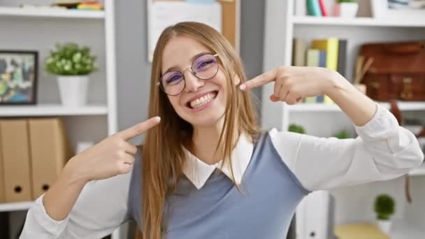 Cheerful Young Blonde Business Woman Pointing Flawless Teeth Showcasing Dental — Stock Video