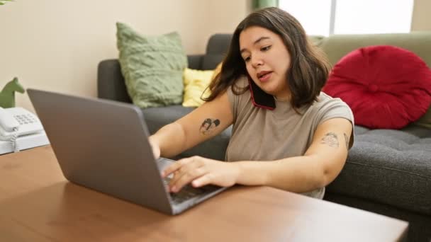 Una Joven Hispana Trabaja Una Computadora Portátil Acogedora Sala Estar — Vídeos de Stock
