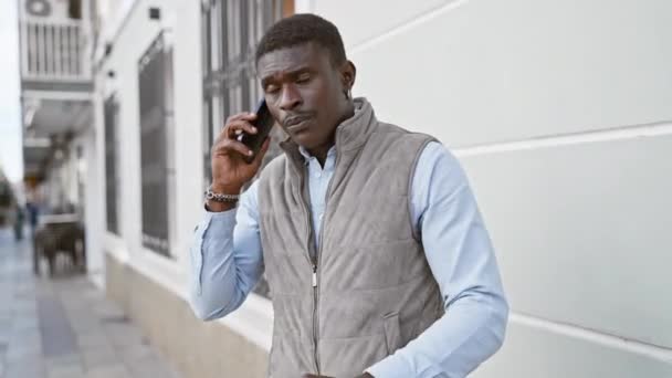 Afrikansk Man Ledig Klädsel Pratar Telefon Stadsgata — Stockvideo