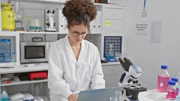 Eine Junge Wissenschaftlerin Laborkittel Arbeitet Einer Modernen Laborumgebung Mit Mikroskop — Stockvideo