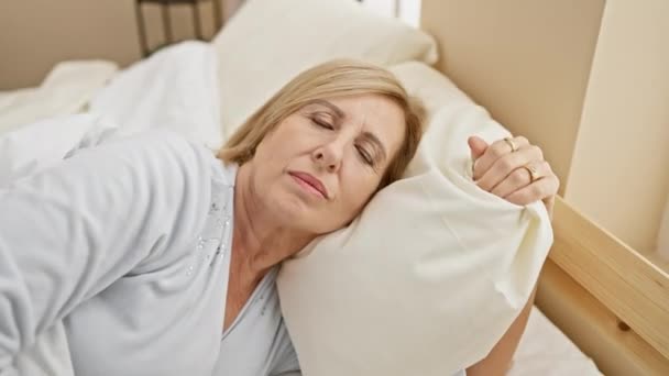 Mulher Caucasiana Madura Dormindo Tranquilamente Quarto Leve Incorporando Relaxamento Serenidade — Vídeo de Stock