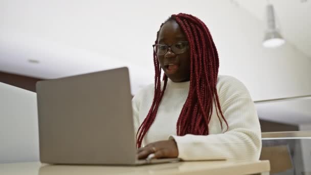 Αφροαμερικανή Γυναίκα Κοτσίδες Εργάζεται Ευτυχώς Φορητό Υπολογιστή Στο Σύγχρονο Γραφείο — Αρχείο Βίντεο