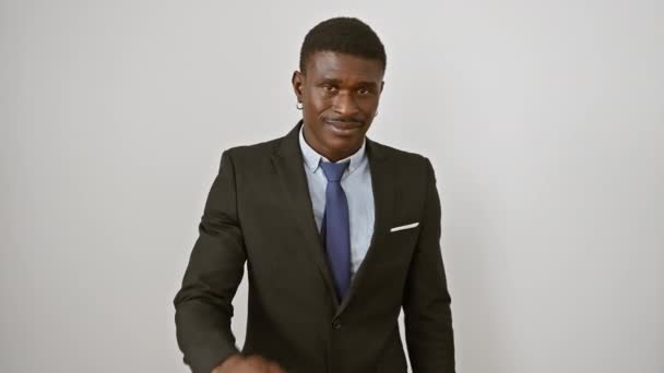 Glädjefylld Afrikansk Amerikansk Man Kostym Står Mot Vit Isolerad Bakgrund — Stockvideo