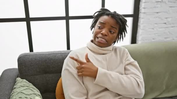 Волнуется Молодая Черная Женщина Дредами Нервно Указывая Шокирующую Рекламу Уютном — стоковое видео