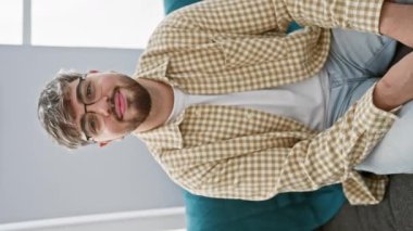 Mutlu çift bir kanepede kucaklaşıyor, bir erkekle bir kadını sergiliyor rahat bir evde birlikte vakit geçiriyorlar..