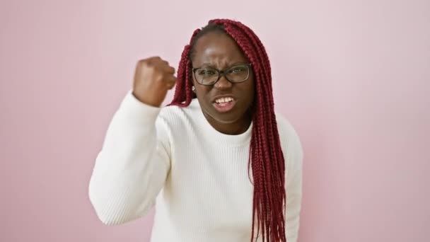 Mujer Afroamericana Con Trenzas Expresando Enojo Contra Fondo Rosa — Vídeos de Stock
