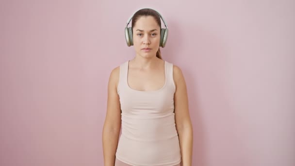 Spor Kıyafetleri Içinde Gülümseyen Genç Bir Kadın Pembe Izole Edilmiş — Stok video