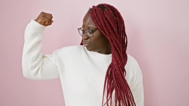 배경에 그녀의 근육을 구부리는 끈으로 자신감 아프리카 여성의 초상화 — 비디오