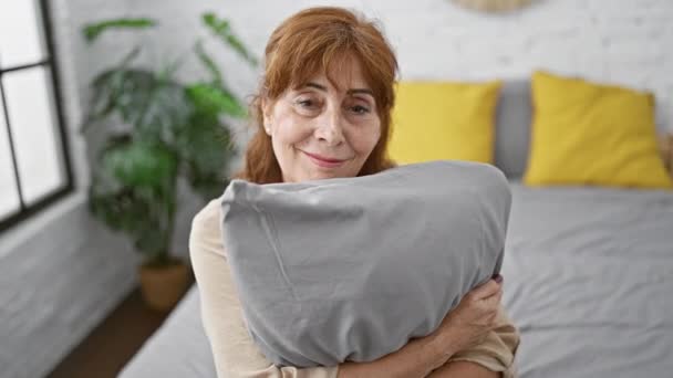 Gülümseyen Orta Yaşlı Bir Kadın Yatağında Oturuyor Yastığa Serin Mutlu — Stok video