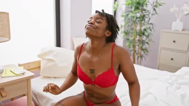 Африканская Американка Красном Белье Радостью Растягивается Своей Яркой Спальне — стоковое видео