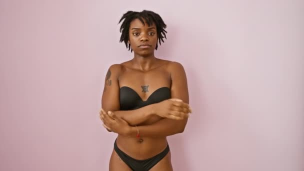 穿着内衣和可怕的头发 快乐而自信的年轻黑人妇女 拥抱着自己的粉色背景 散发着积极的能量 — 图库视频影像