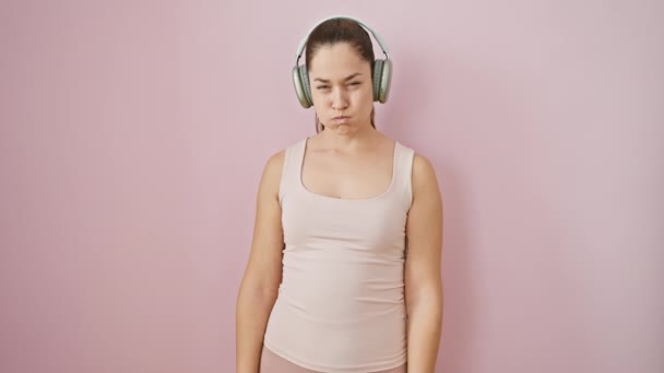 Amusante Jonge Vrouw Sportkleding Puffende Wangen Roze Achtergrond Grappig Gezicht — Stockvideo