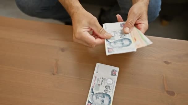 Man Hanterar Singaporeansk Valuta Inomhus Visar Upp Ekonomi Och Hemscenarier — Stockvideo