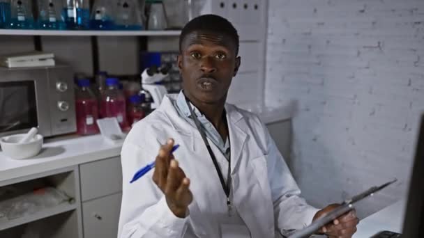 Afrikansk Man Forskare Arbetar Ett Modernt Kemilaboratorium Med Utrustning — Stockvideo