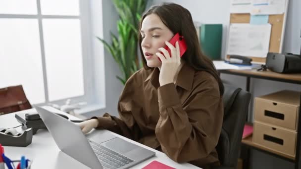 Una Giovane Donna Concentrata Impegna Una Conversazione Telefonica Mentre Lavora — Video Stock
