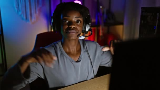 Jovem Mulher Negra Orgulhosa Com Dreadlocks Confiantemente Apontando Para Mesmo — Vídeo de Stock