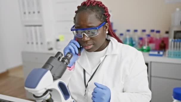 Afrykanka Naukowiec Badający Okaz Mikroskopem Laboratorium — Wideo stockowe