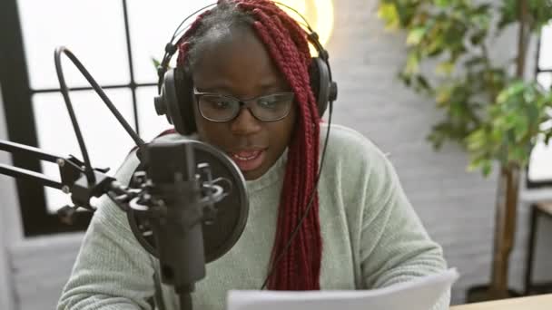 Saçları Örgülü Afrikalı Amerikalı Bir Kadın Radyo Stüdyosunda Senaryo Okuyor — Stok video