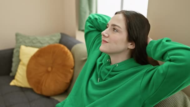 Relaks Młoda Kobieta Zielonej Bluzie Lounging Przytulnym Salonie Kolorowymi Poduszkami — Wideo stockowe
